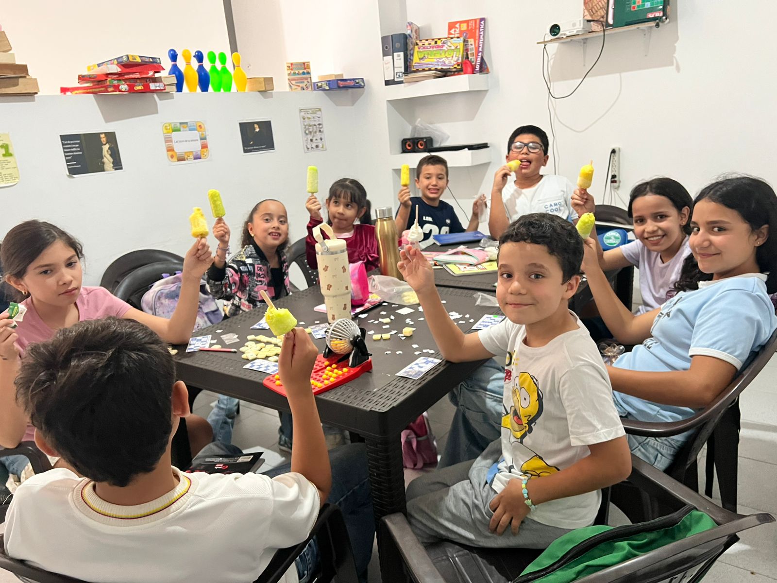 Estudiantes en mesa de trabajo
